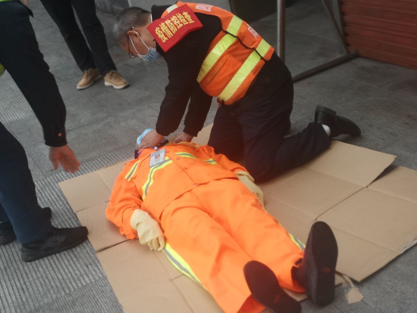 成渝高速公路內(nèi)江服務(wù)區(qū)組織開展突發(fā)觸電事故應(yīng)急處置演練