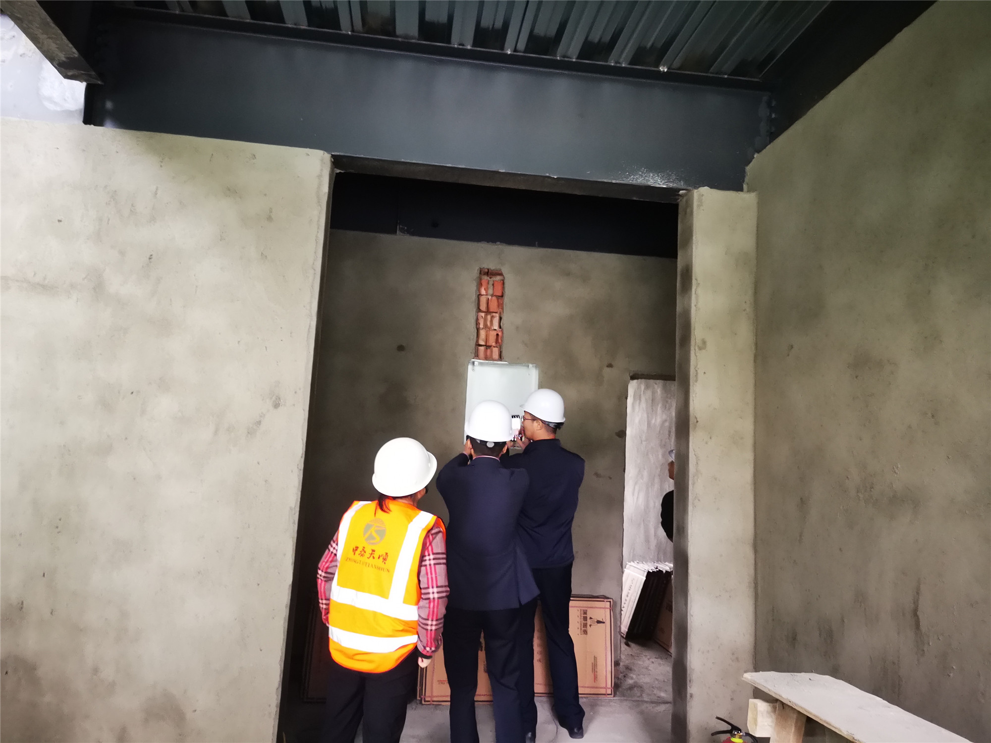 公司黨委委員、副總經理周禮中帶隊踏勘公司還建房項目