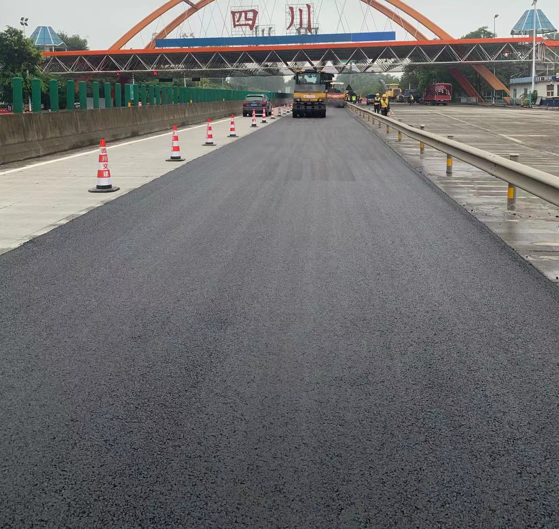 2021.10.18+成渝分公司+內(nèi)江管理處順利完成渝箭路面白改黑工程+雷騰森