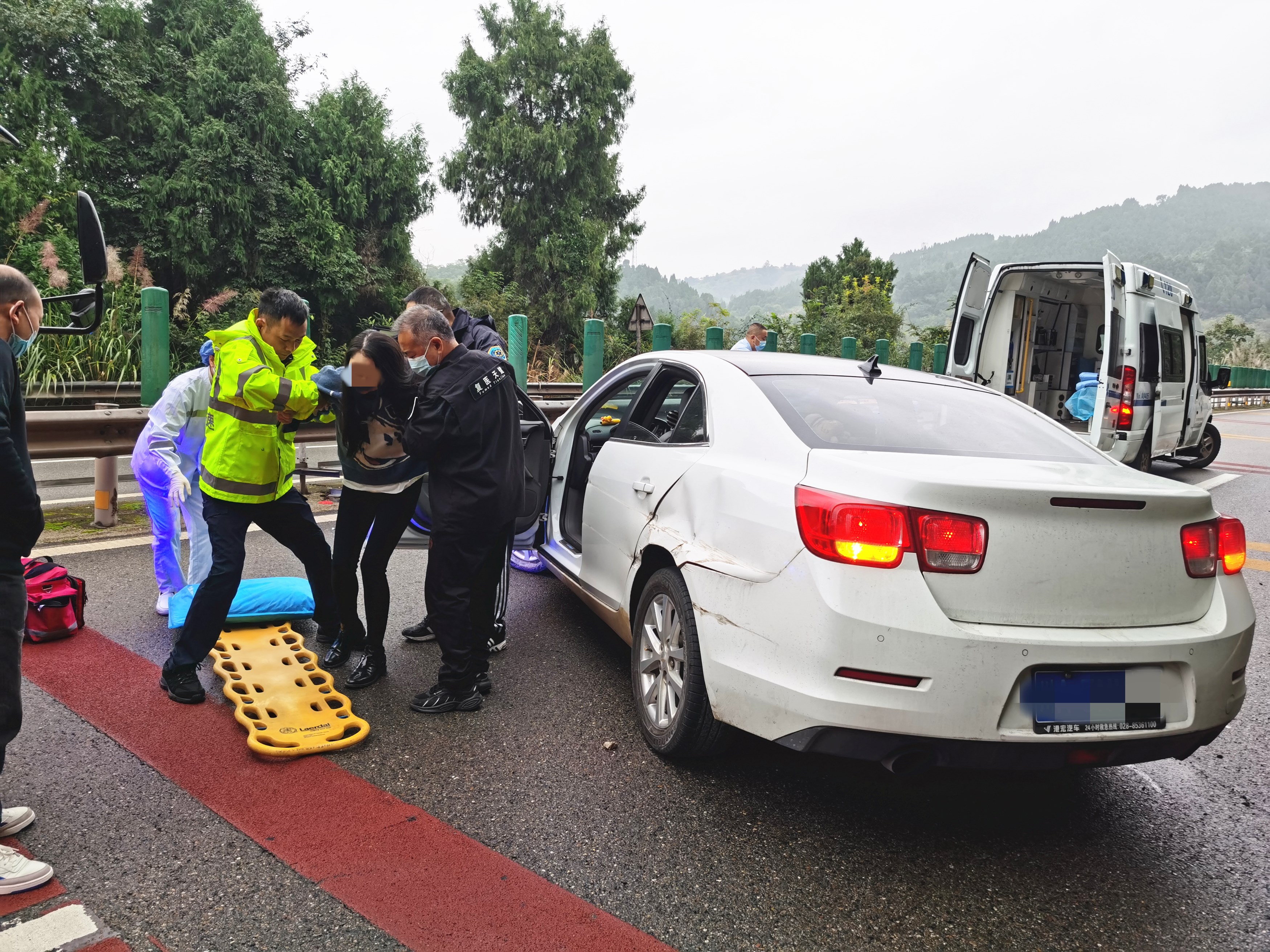 成都管理處路產管護高效處置車輛事故