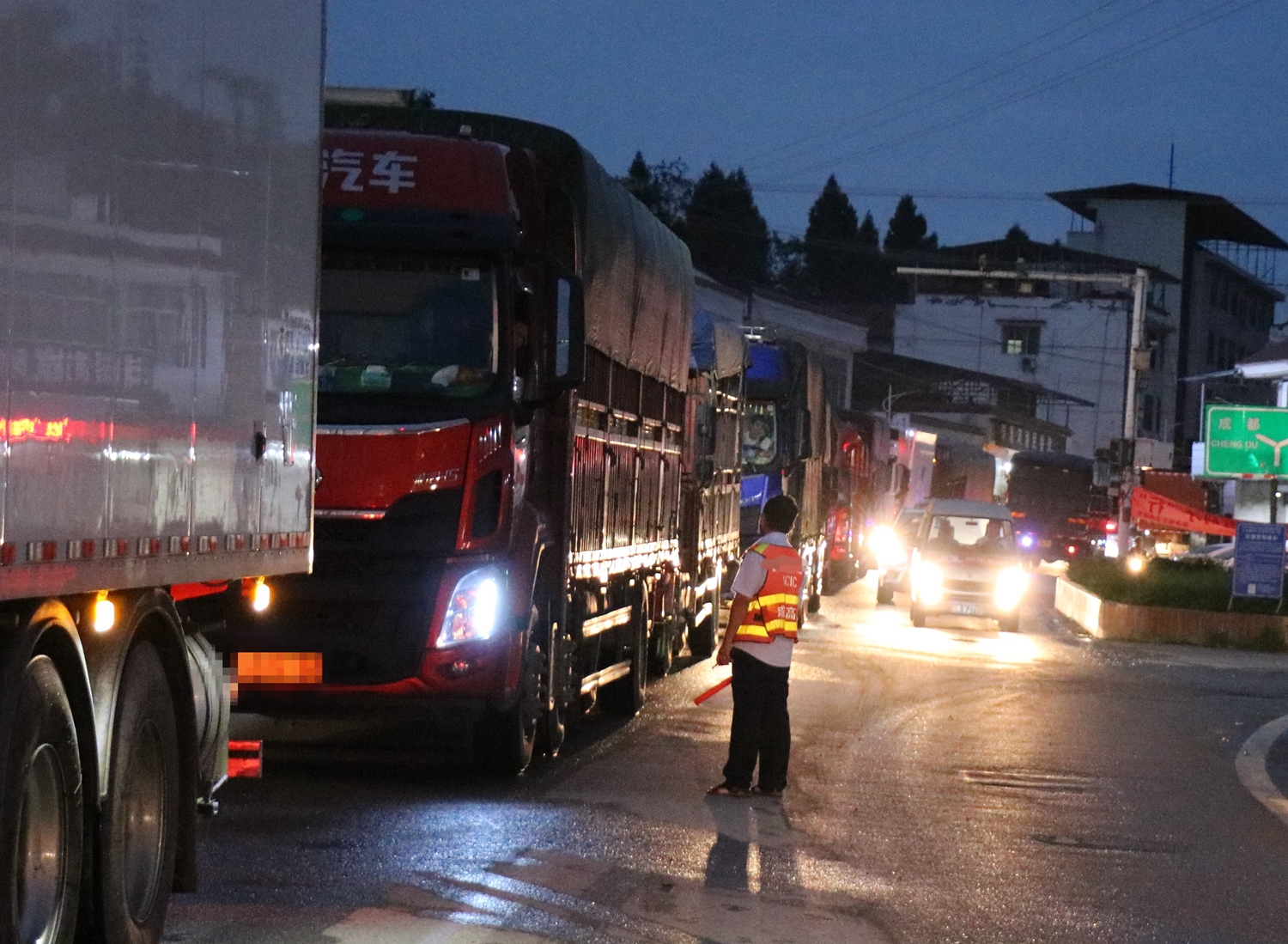 成渝高速公路球溪西收費(fèi)站治超保暢添措施
