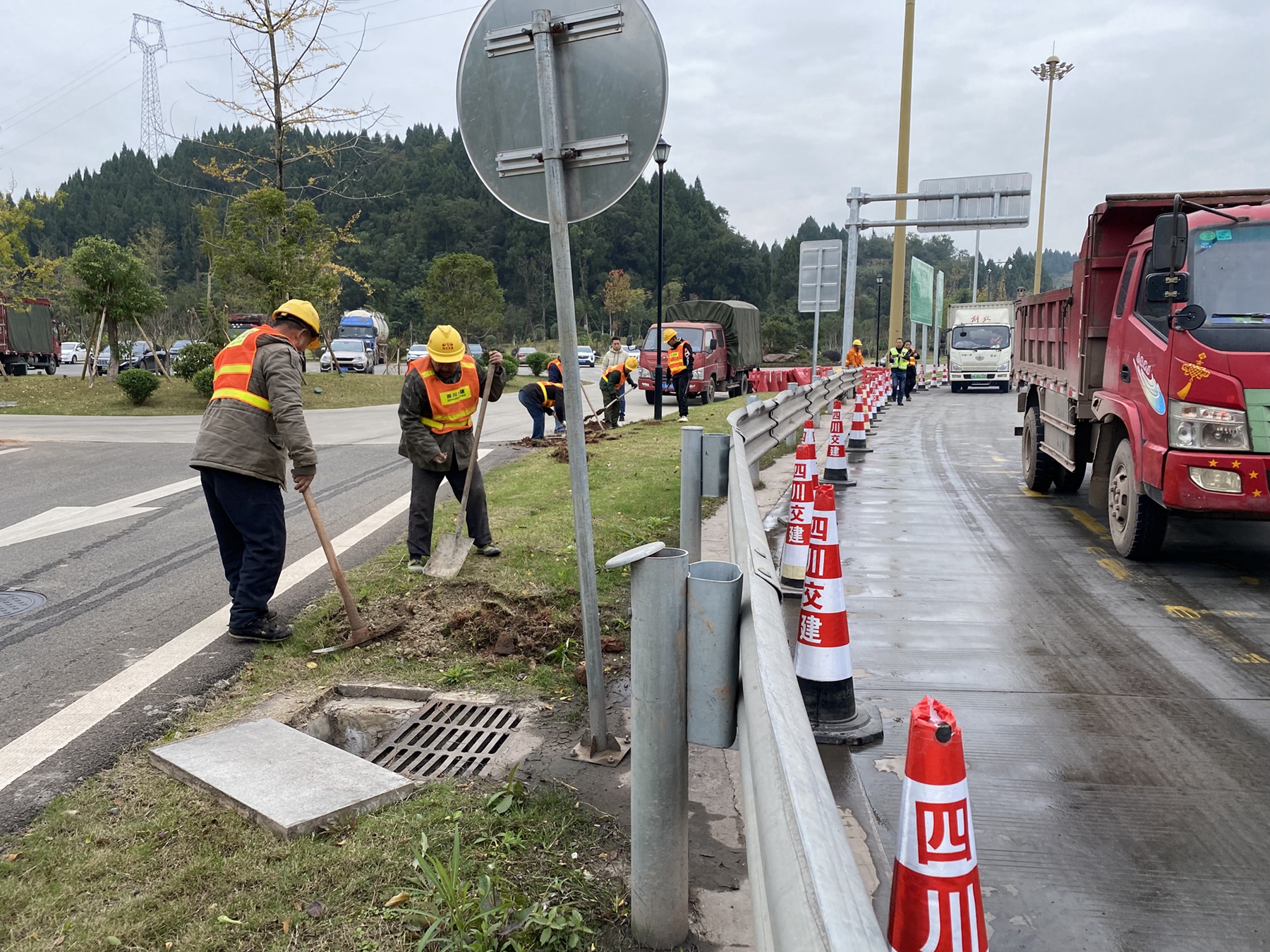 資陽管理處積極推進成渝高速資陽收費站入口超寬車道改造工程
