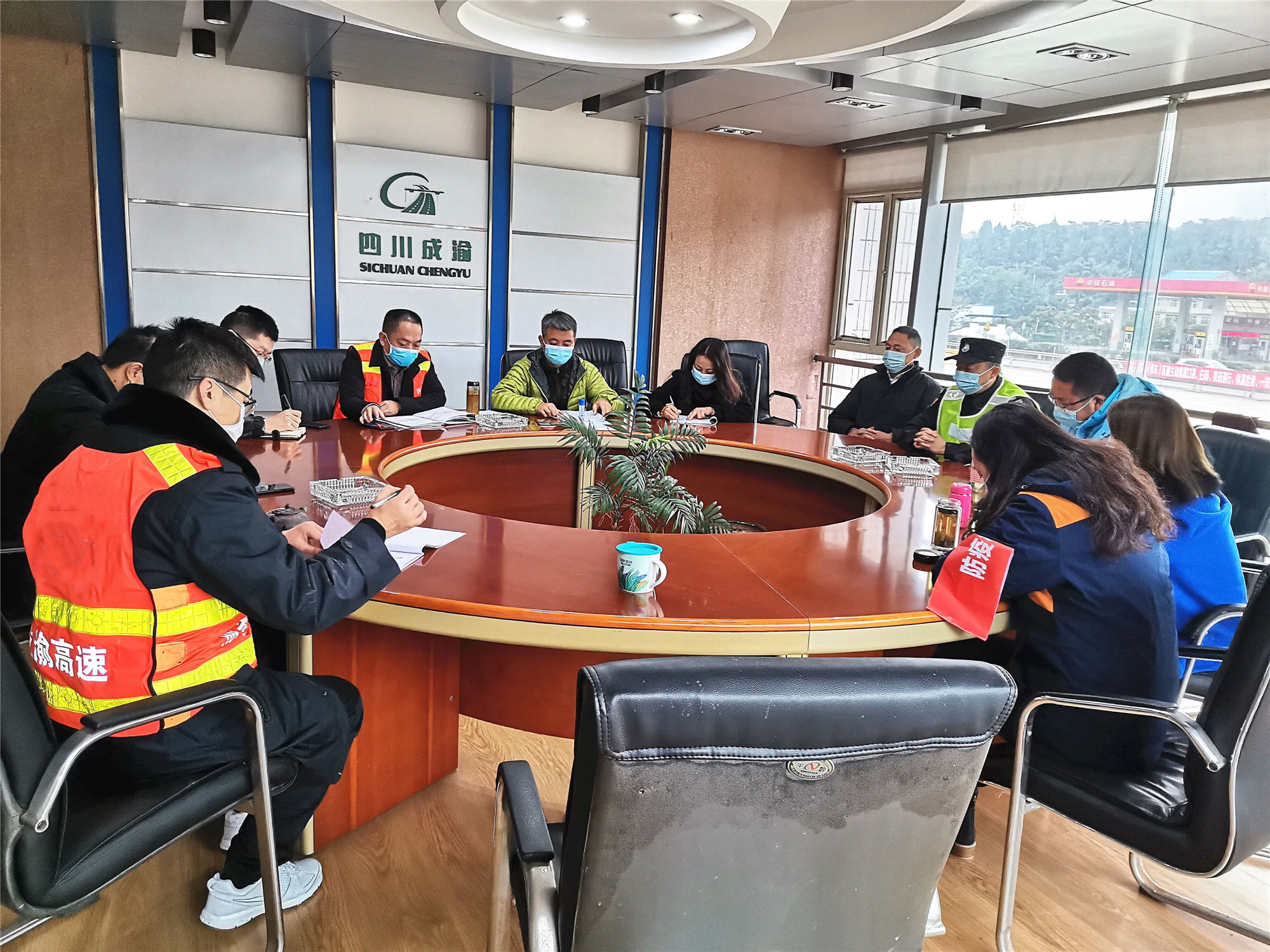 成渝高速公路簡陽北停車區召開強化疫情防控工作會議