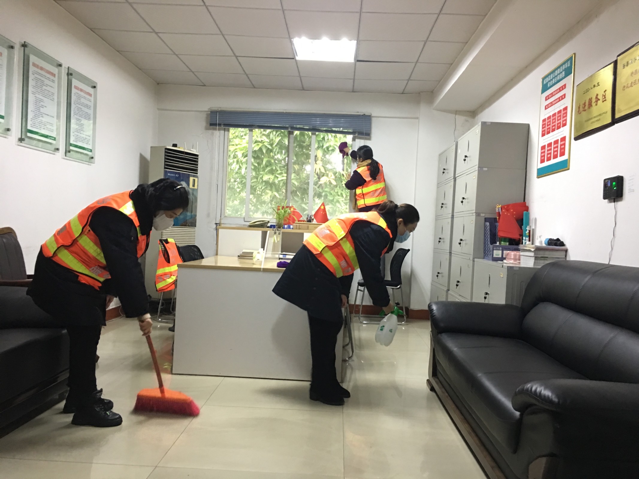 成渝高速隆昌停車區加強疫情期間環境衛生管理