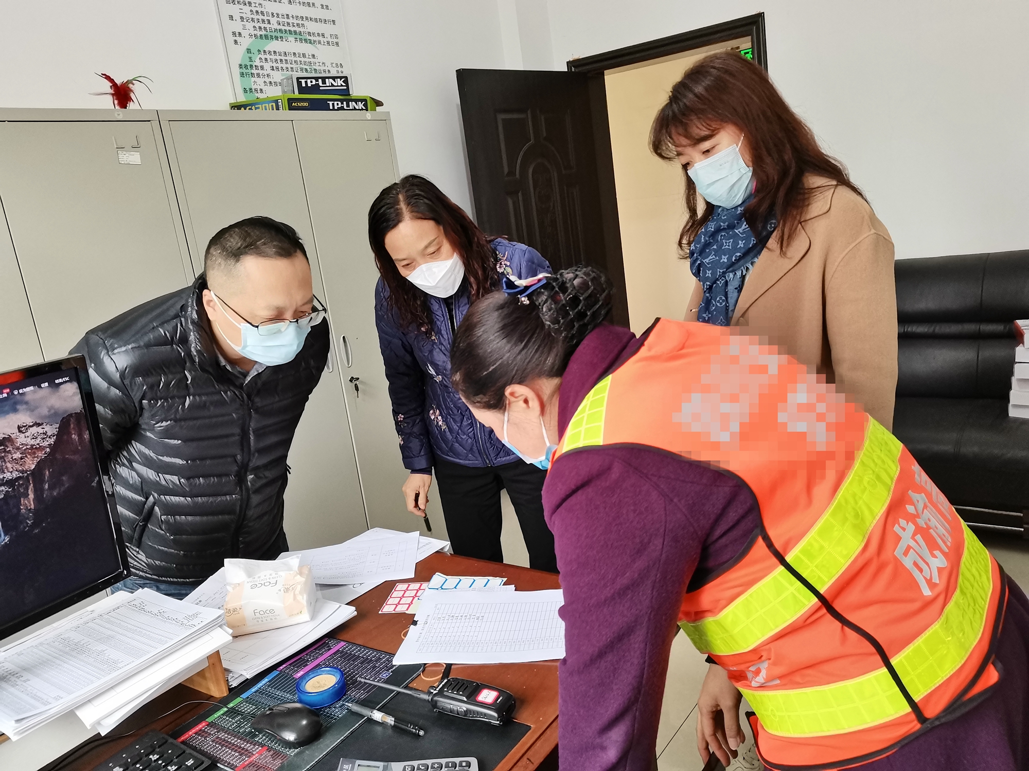 11.9+羅雪梅+公司黨委委員、工會主席羅新蕾帶隊檢查資陽管理處疫情防控工作