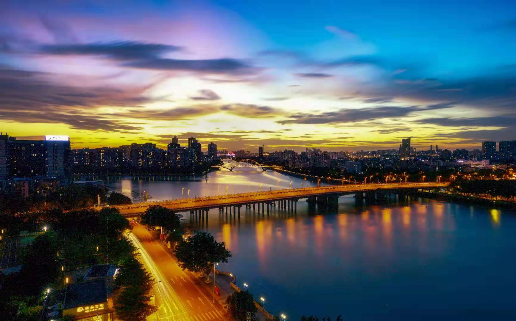 夕陽與路——四川成渝高速公路股份有限公司成渝分公司+扶紅美