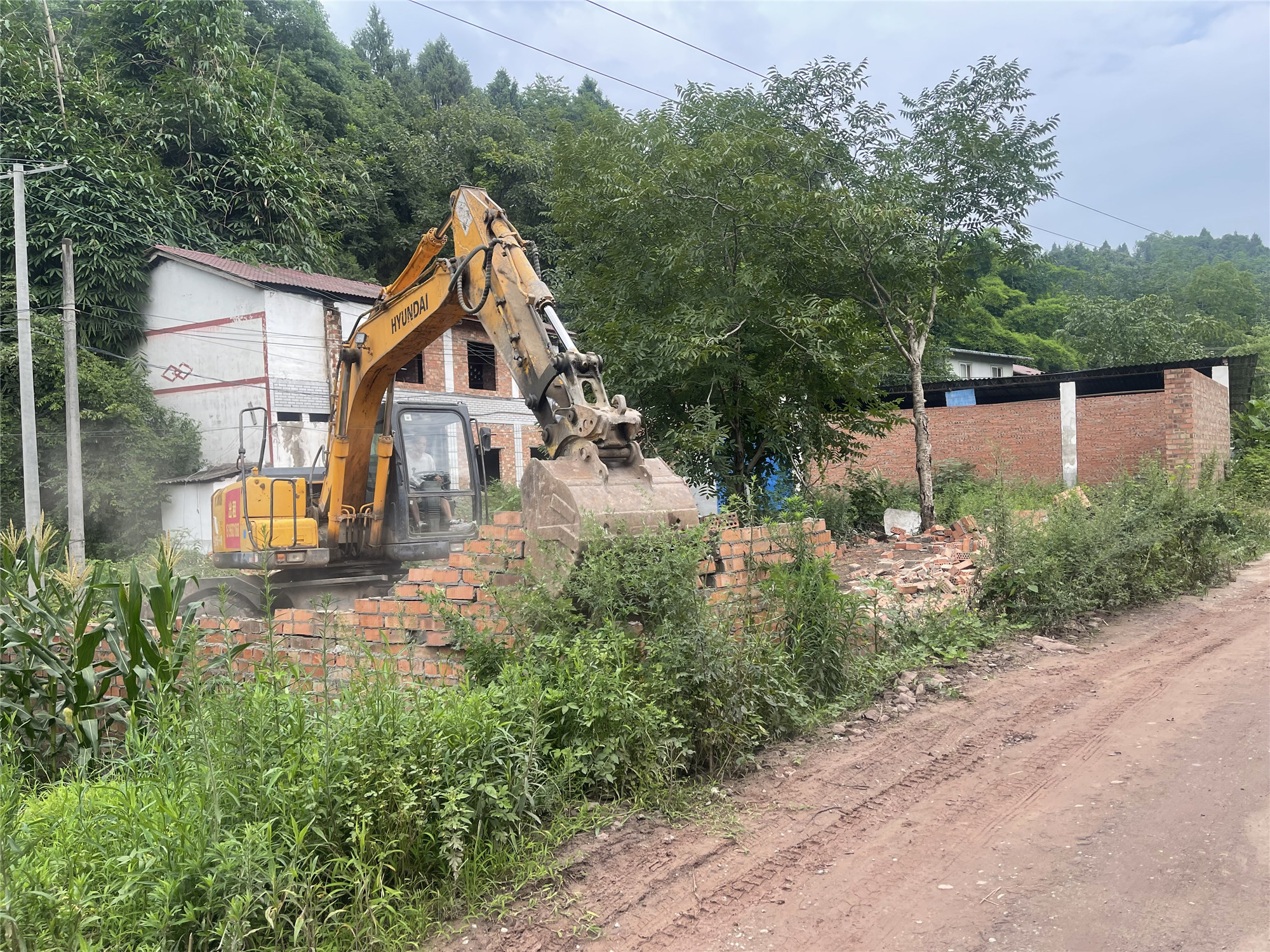 成渝高速公路成功拆除轄區違法建筑物