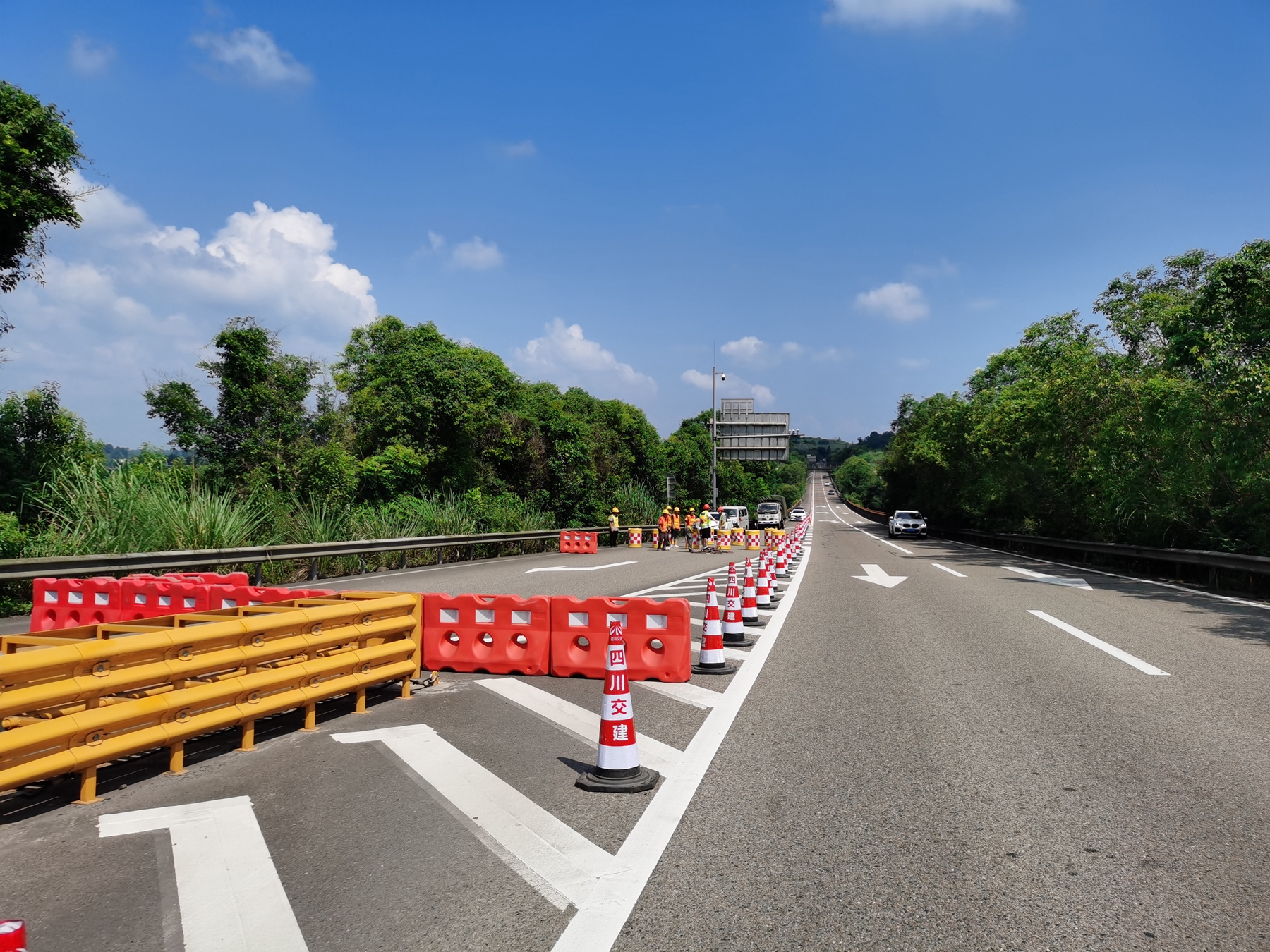 成渝高速公路銀山收費站匝道封閉施工作業順利進行