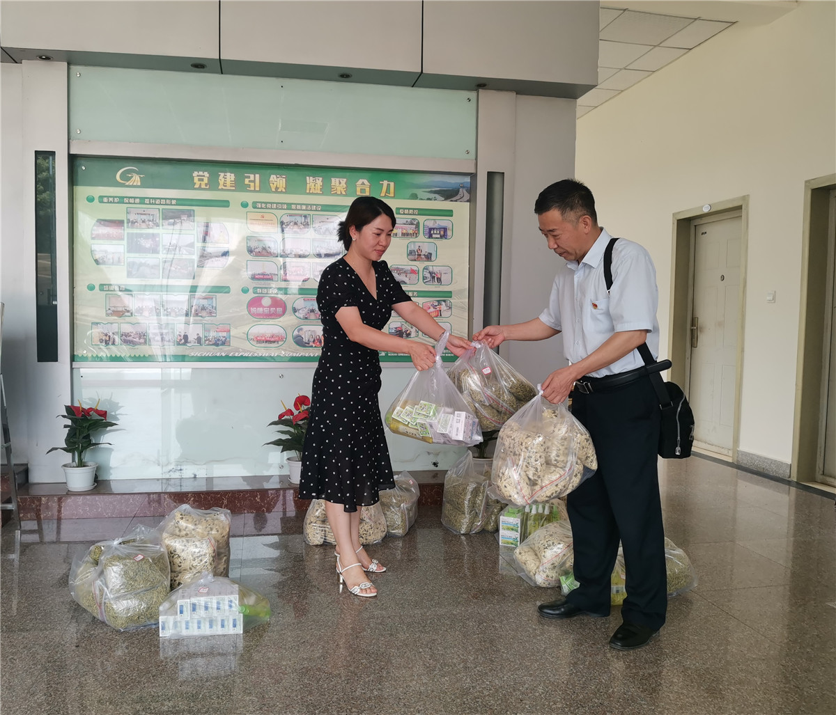 炎炎夏日送清涼 滴滴關(guān)懷暖人心