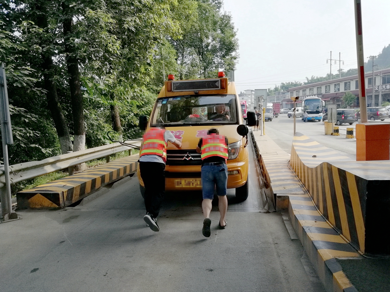 成渝高速公路球溪西收費站積極維護(hù)道口通行秩序