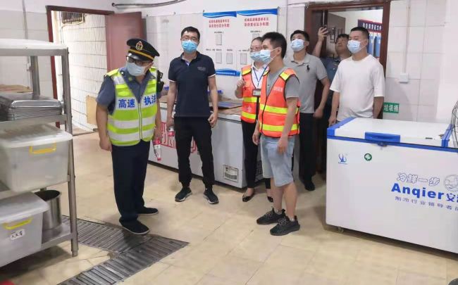 成渝高速公路隆昌停車區進一步加強經營管理