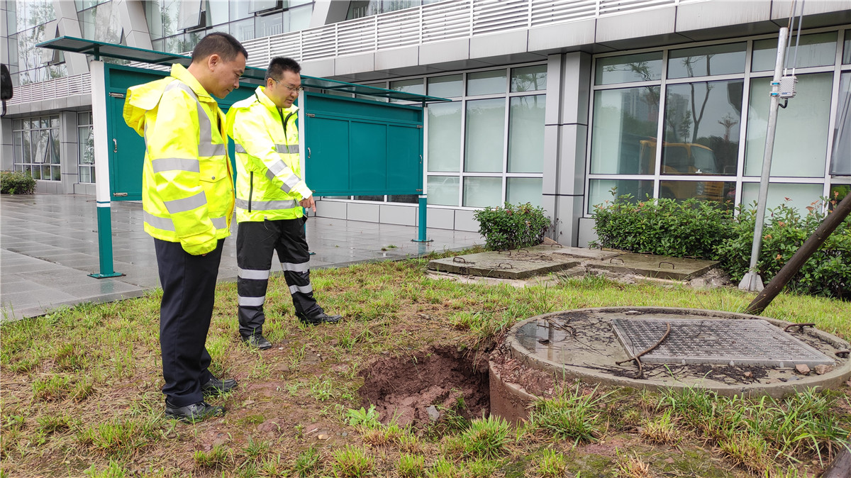 成渝高速公路簡陽收費站積極開展雨后安全隱患排查
