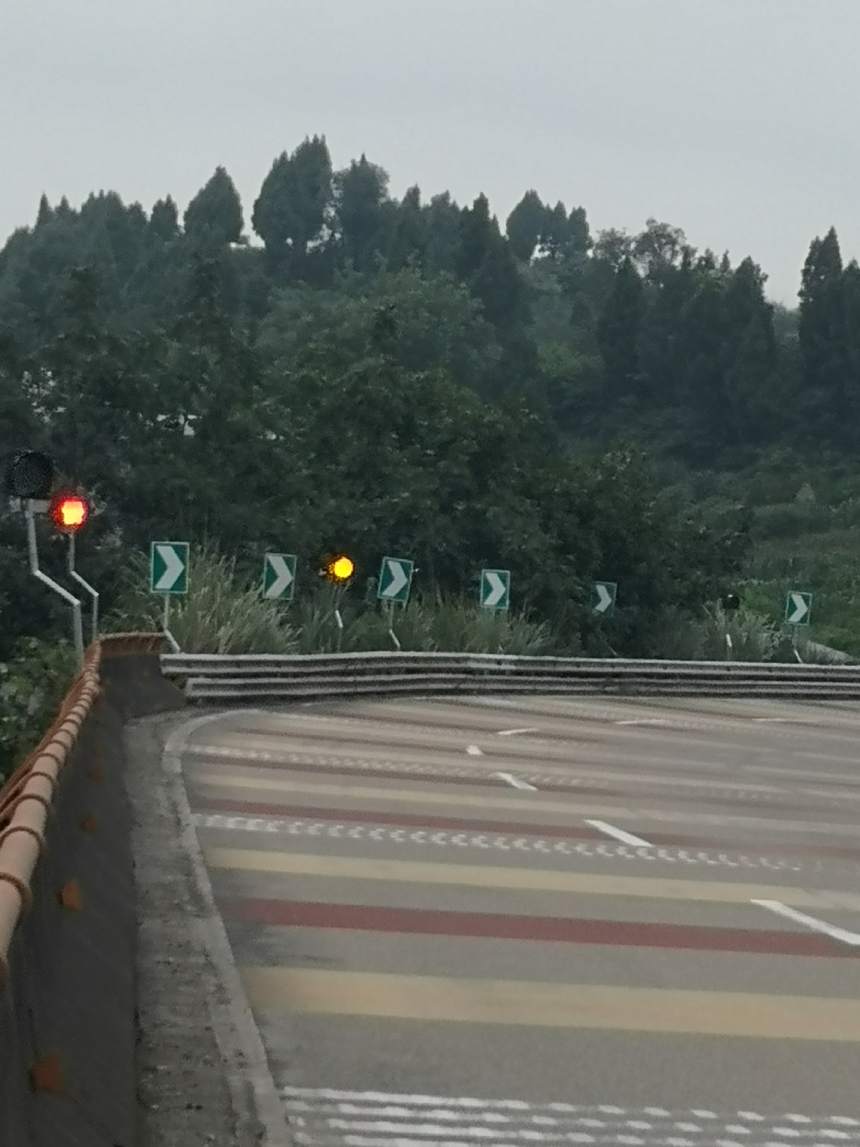 成渝高速公路資陽段持續(xù)完善道路交安設(shè)施