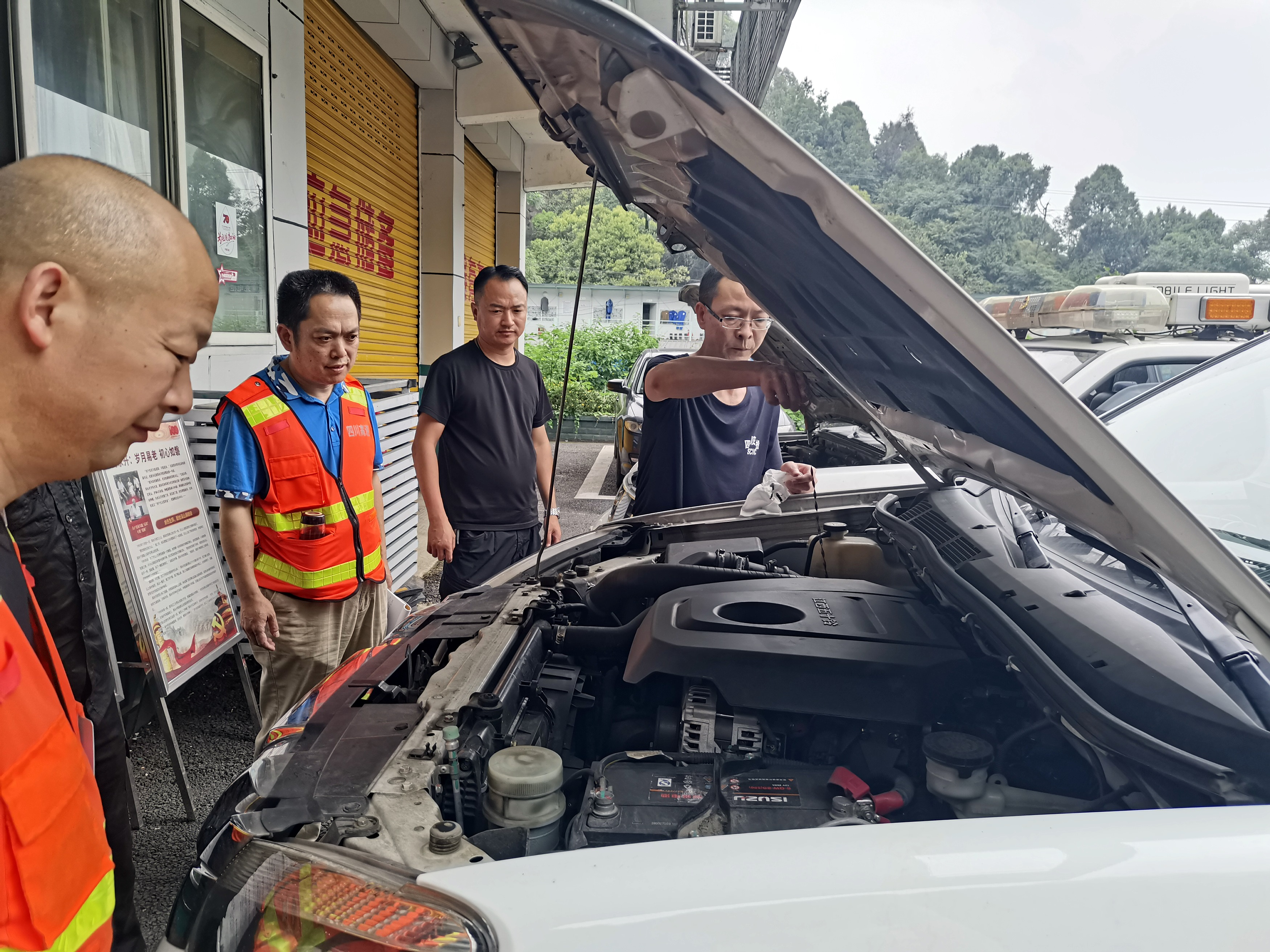 成都管理處開展路產管護車輛專項安全檢查