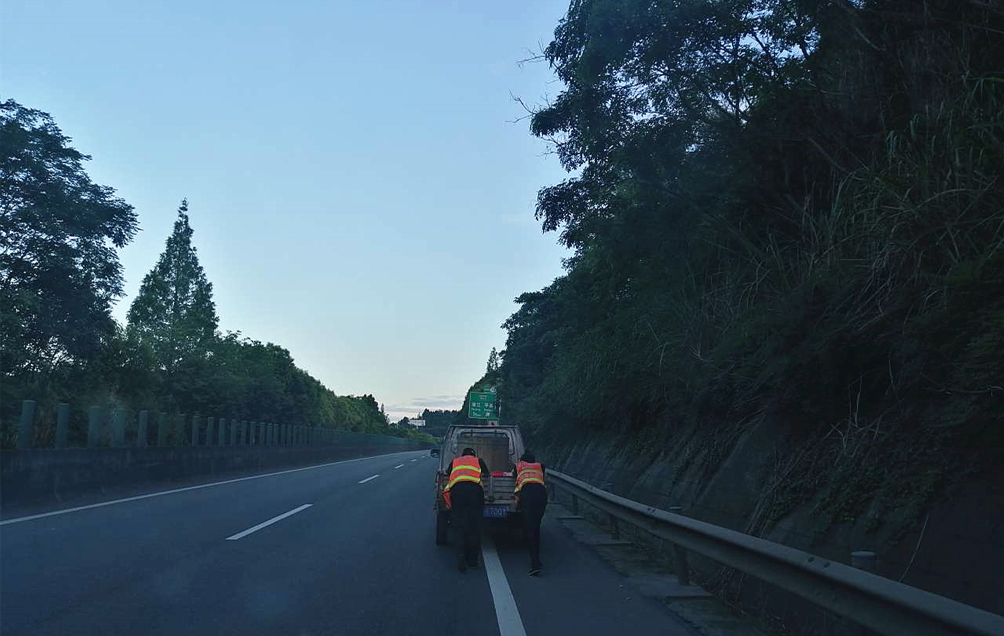 成都管理處路產管護隊快速處置故障車輛