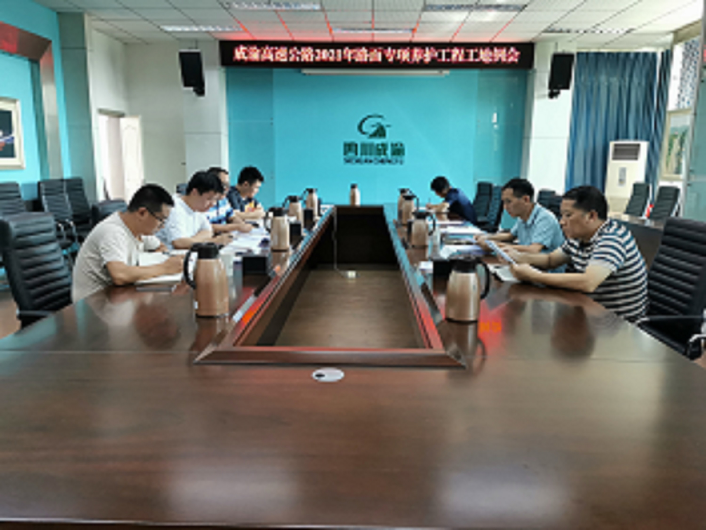 公司組織召開2021年路面專項養(yǎng)護工程工地例會