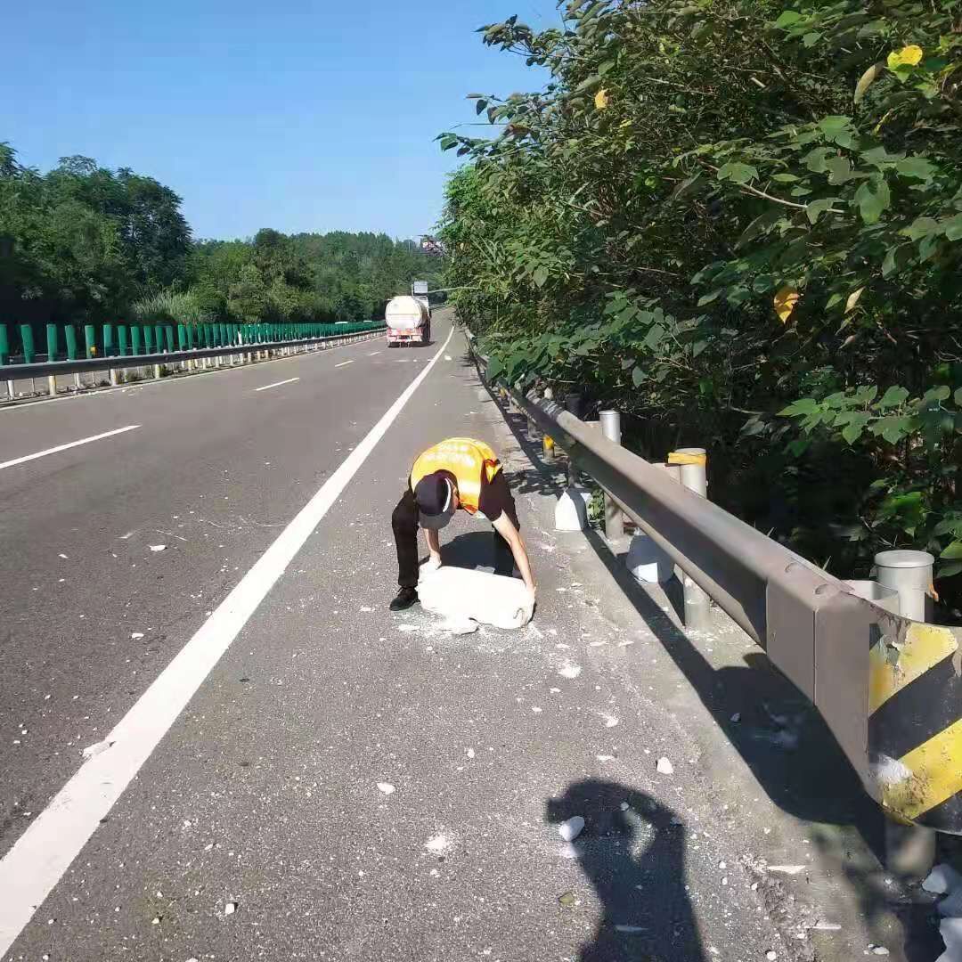 成都管理處妥善處置路面散落物