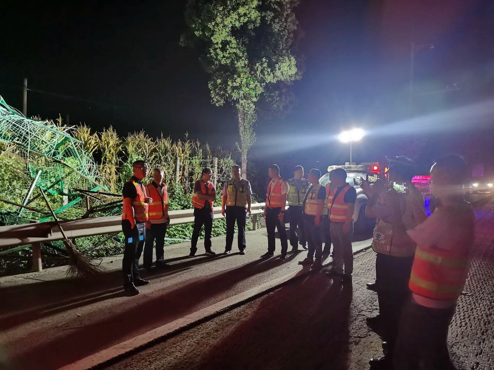 資陽管理處成功拆除橫跨成渝高速受損人行天橋