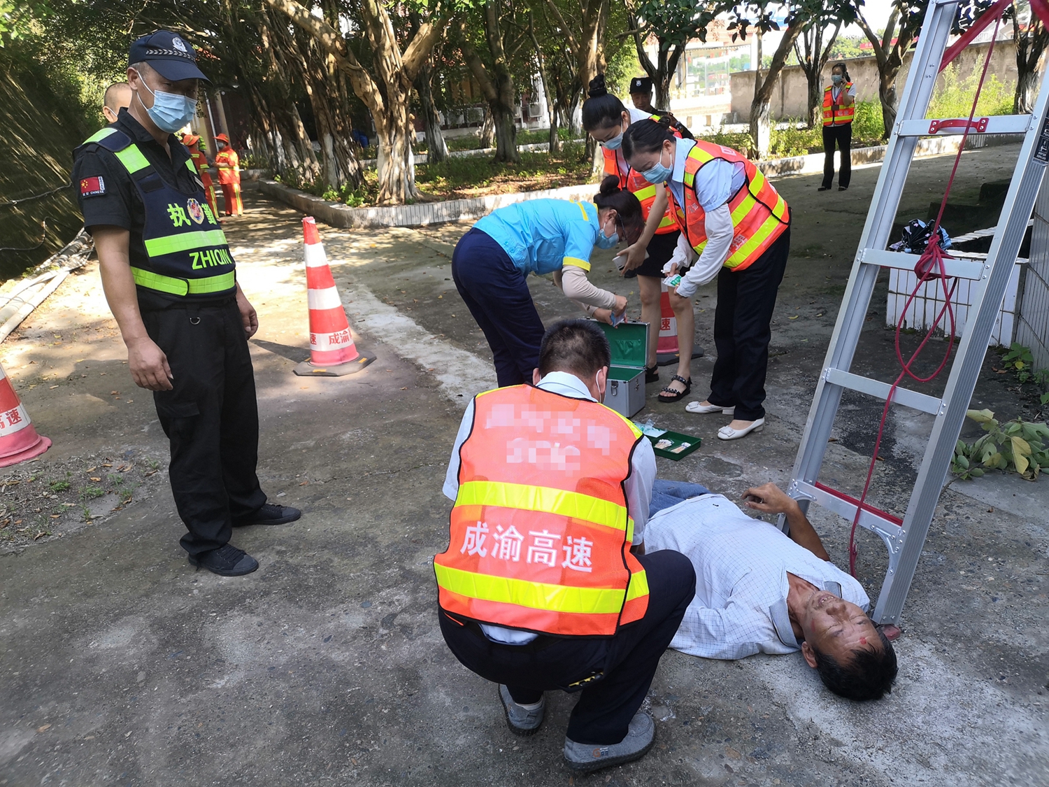 成渝高速公路資中停車區(qū)開展高處墜落生產(chǎn)安全事故現(xiàn)場處置應急演練