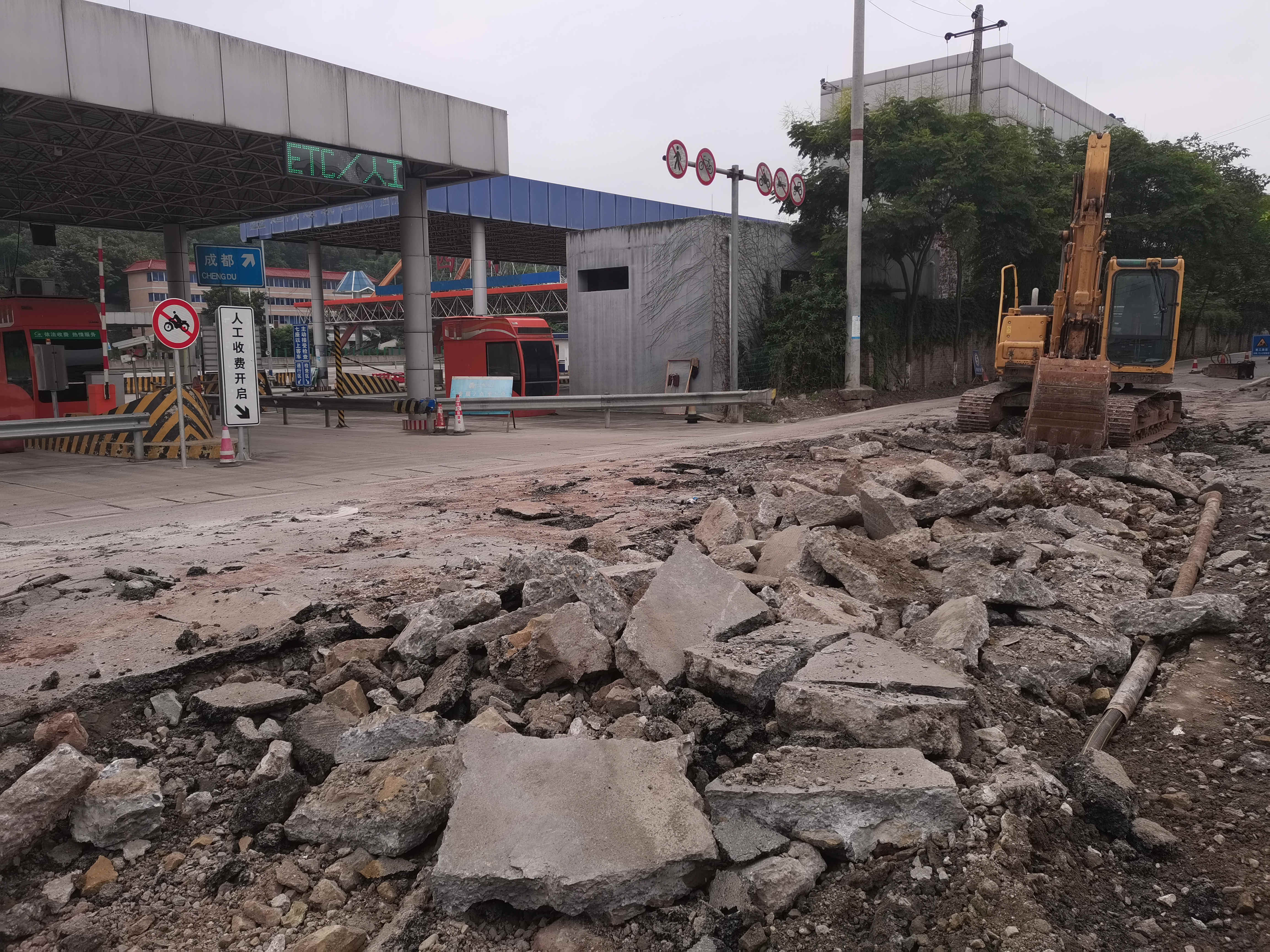 成渝高速漁箭收費(fèi)站積極配合地方道路施工