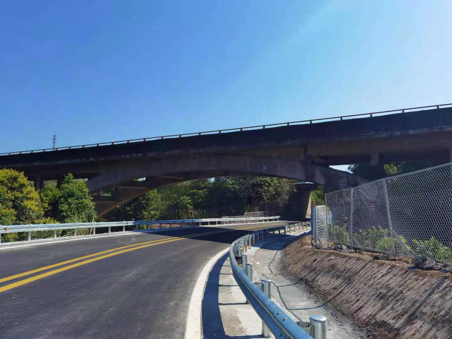 成渝高速公路銀山互通匝道路面調(diào)坡升級改造工程全面完工
