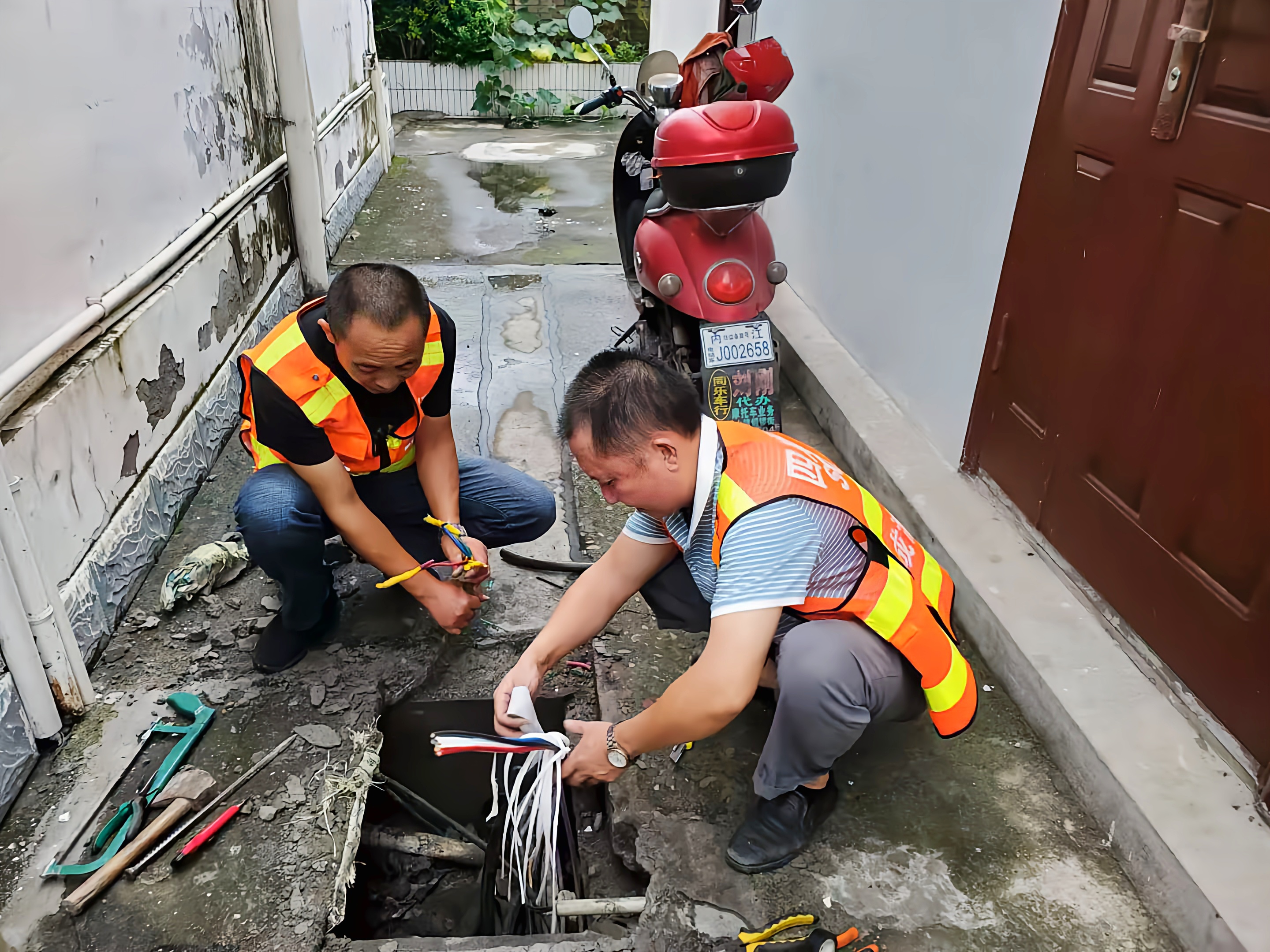 內江管理處及時搶修收費站供電線路