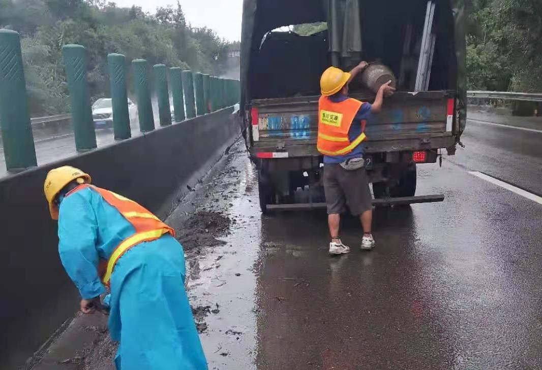 成都管理處及時疏通路段排水溝