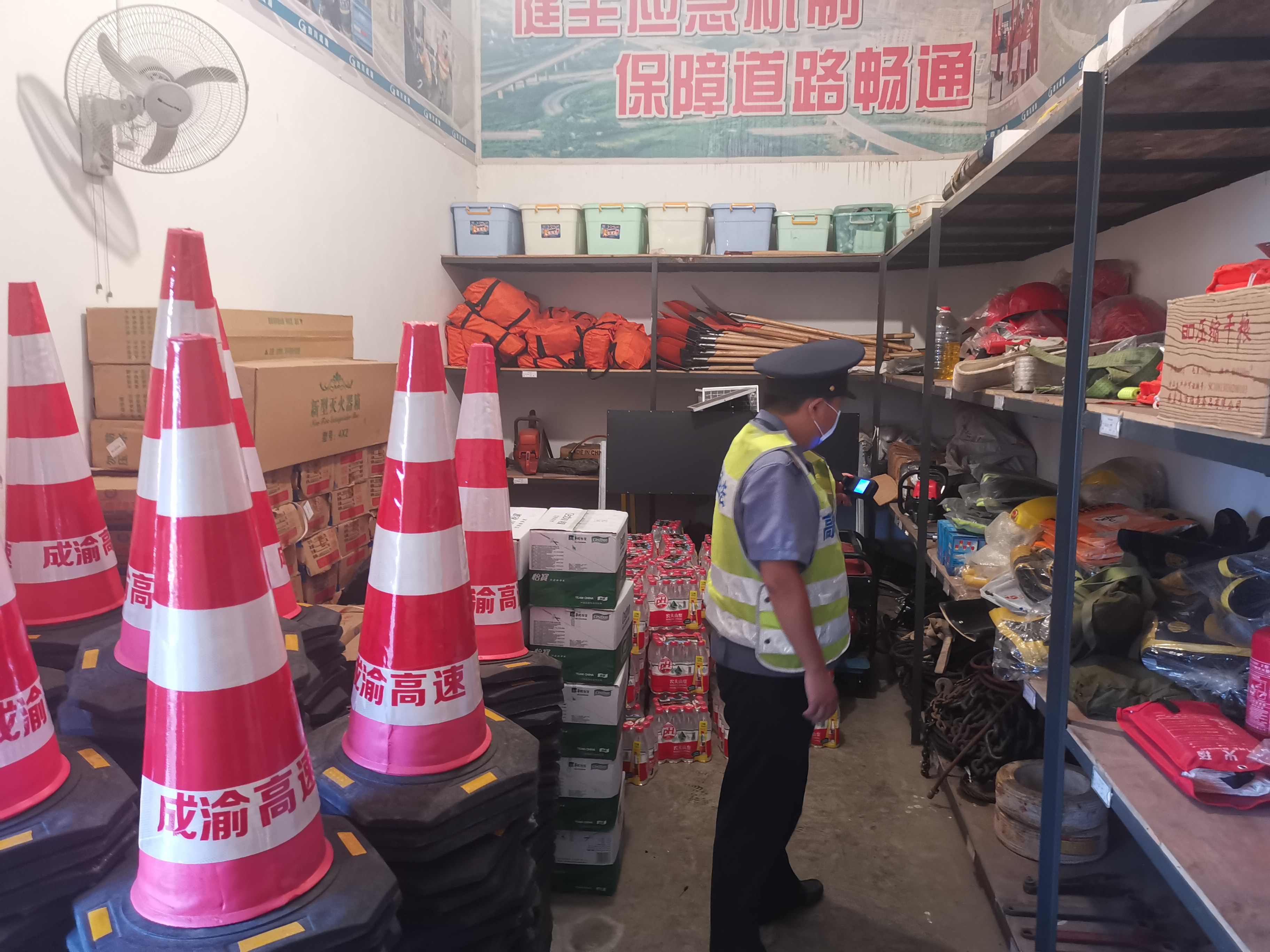高速公路執法部門專項檢查內江管理處防汛應急物資儲備