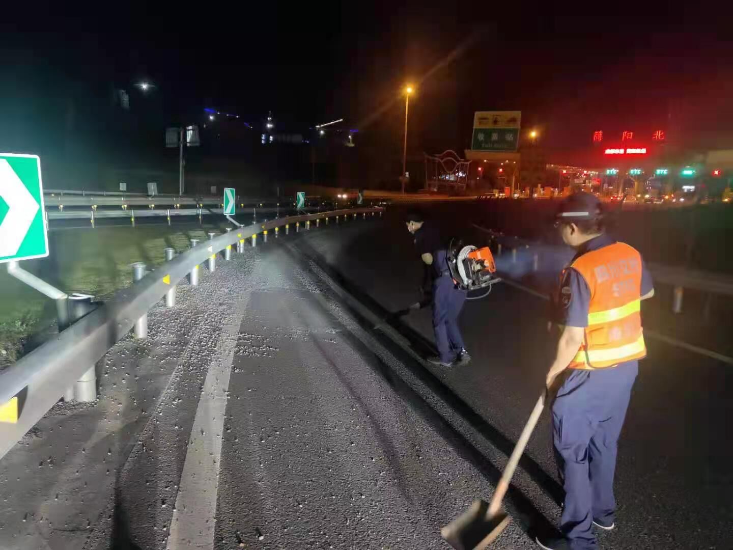 深夜及時清理碎石 保障道路安全暢通