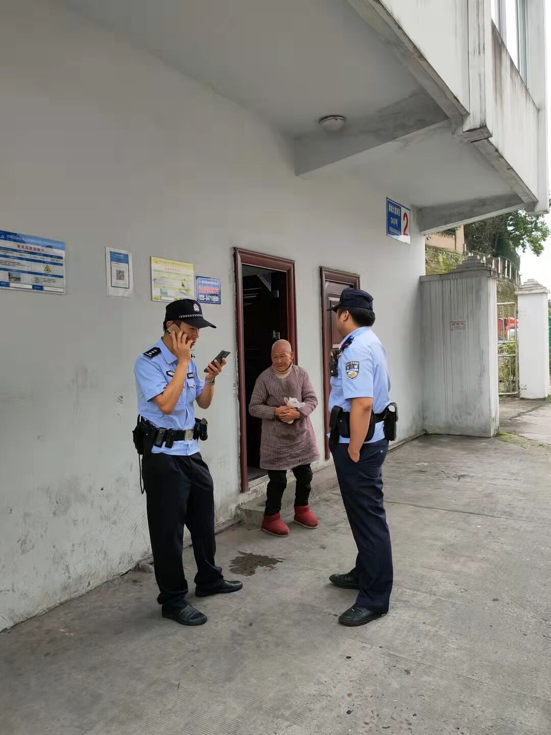 成渝高速市中區(qū)收費(fèi)站熱心幫助走失老人