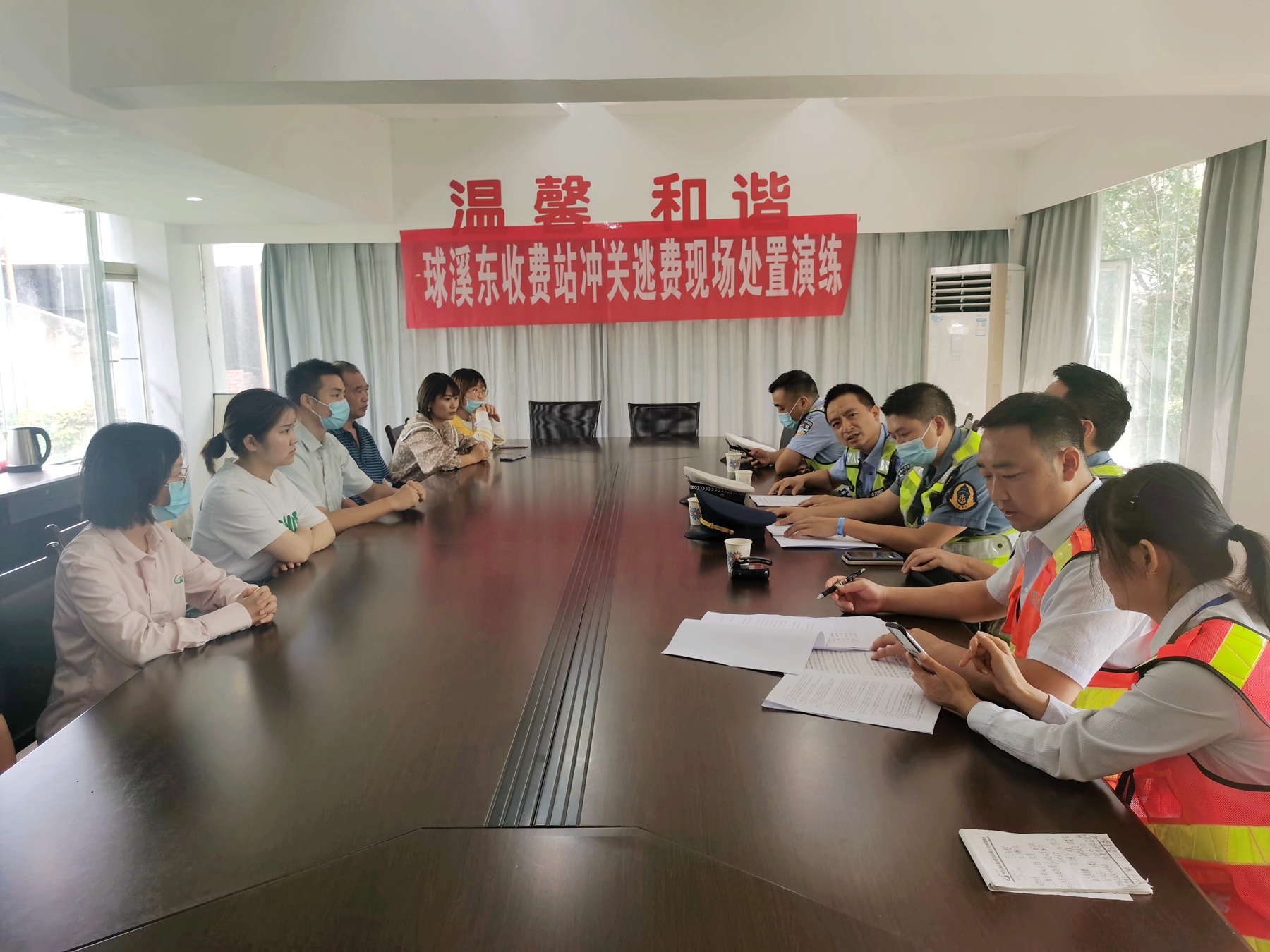 成渝高速公路球溪東收費(fèi)站組織開展沖關(guān)逃費(fèi)事件現(xiàn)場處置演練