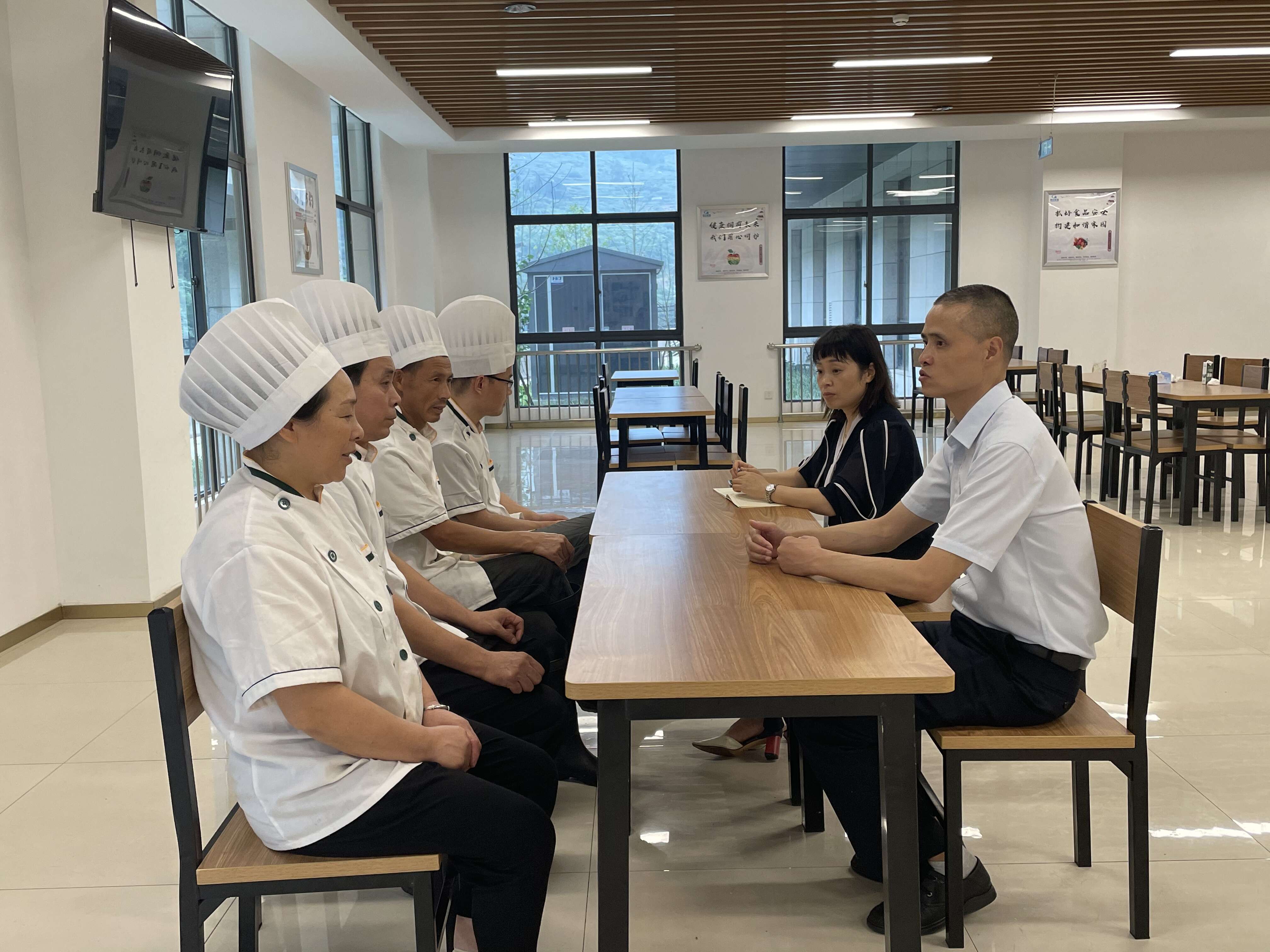 重食堂安全 守舌尖衛(wèi)生——成渝高速公路成都收費(fèi)站進(jìn)一步加強(qiáng)食堂衛(wèi)生管理