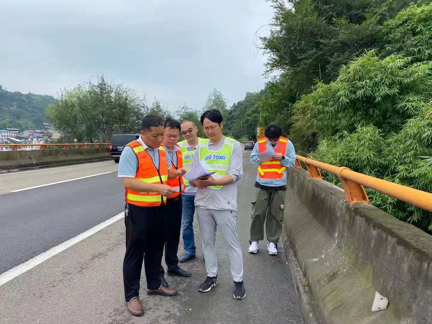 成渝分公司配合衛(wèi)星遙感監(jiān)測(cè)單位做好成渝高速公路變形監(jiān)測(cè)野外驗(yàn)證工作