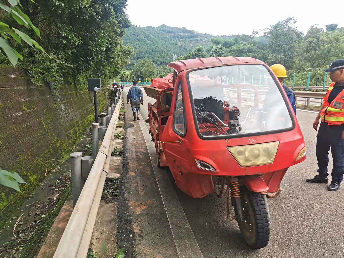 成都管理處開展節(jié)前非機動車和行人上路整治工作