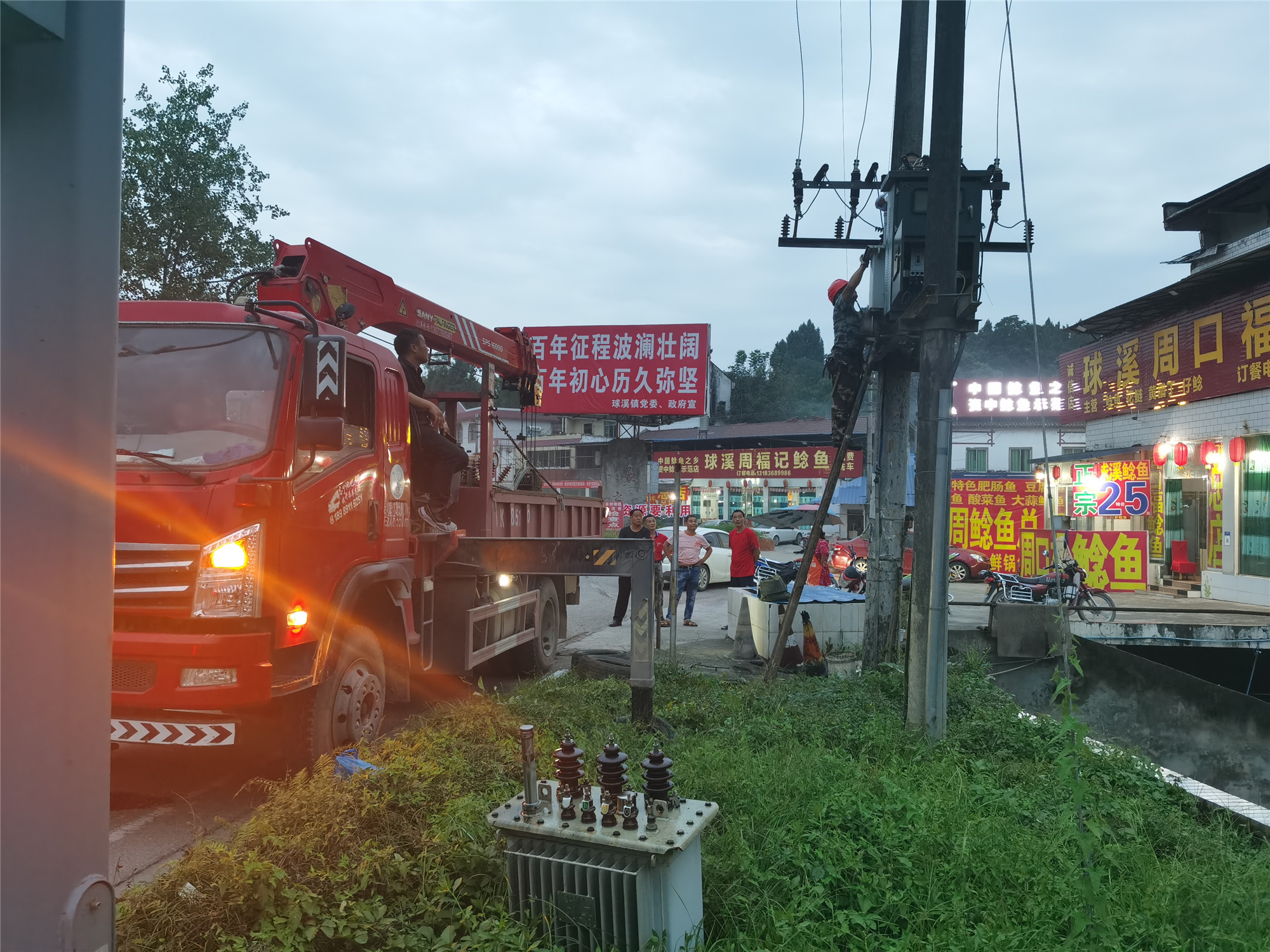 市政供電突發(fā)故障 收費站員工全力保暢