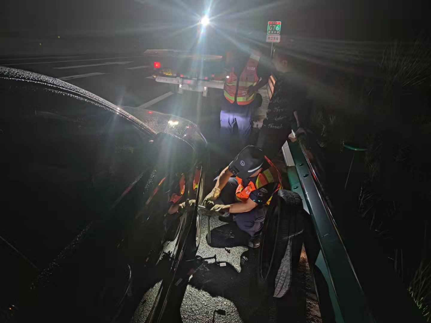 資陽管理處路產管護隊員快速處置道路突發情況