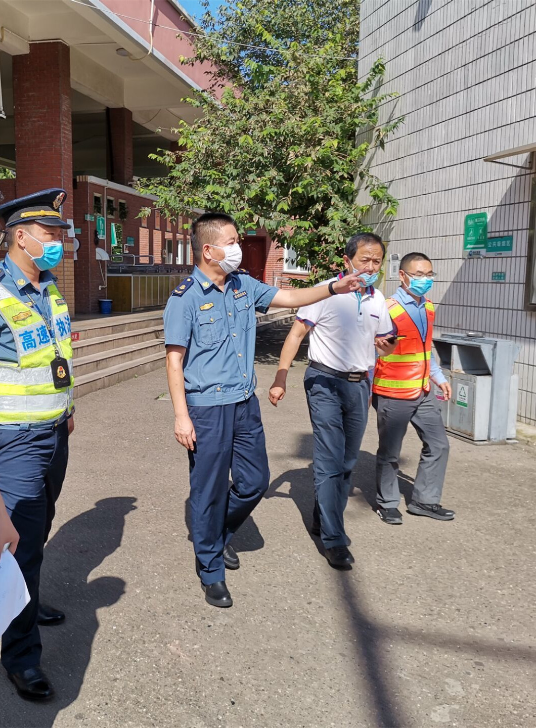 高速執(zhí)法一支隊(duì)檢查成渝高速公路成都段國(guó)慶節(jié)安全生產(chǎn)準(zhǔn)備工作