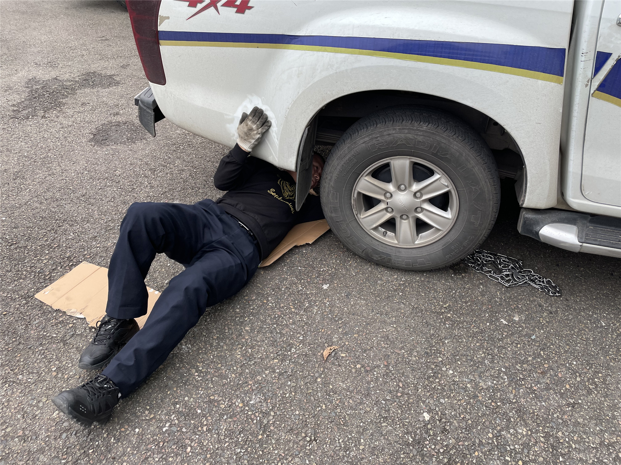 成都管理處路產管護隊開展車輛防滑鏈安裝實訓