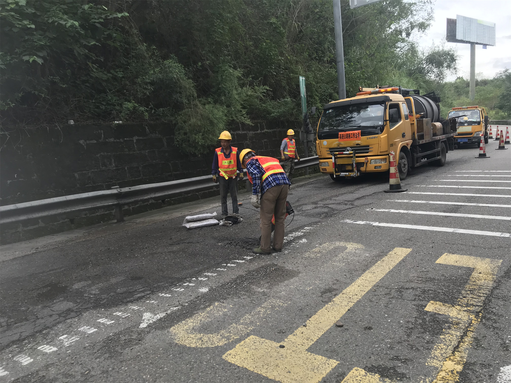 成渝高速椑木收費站及時消除車道安全隱患