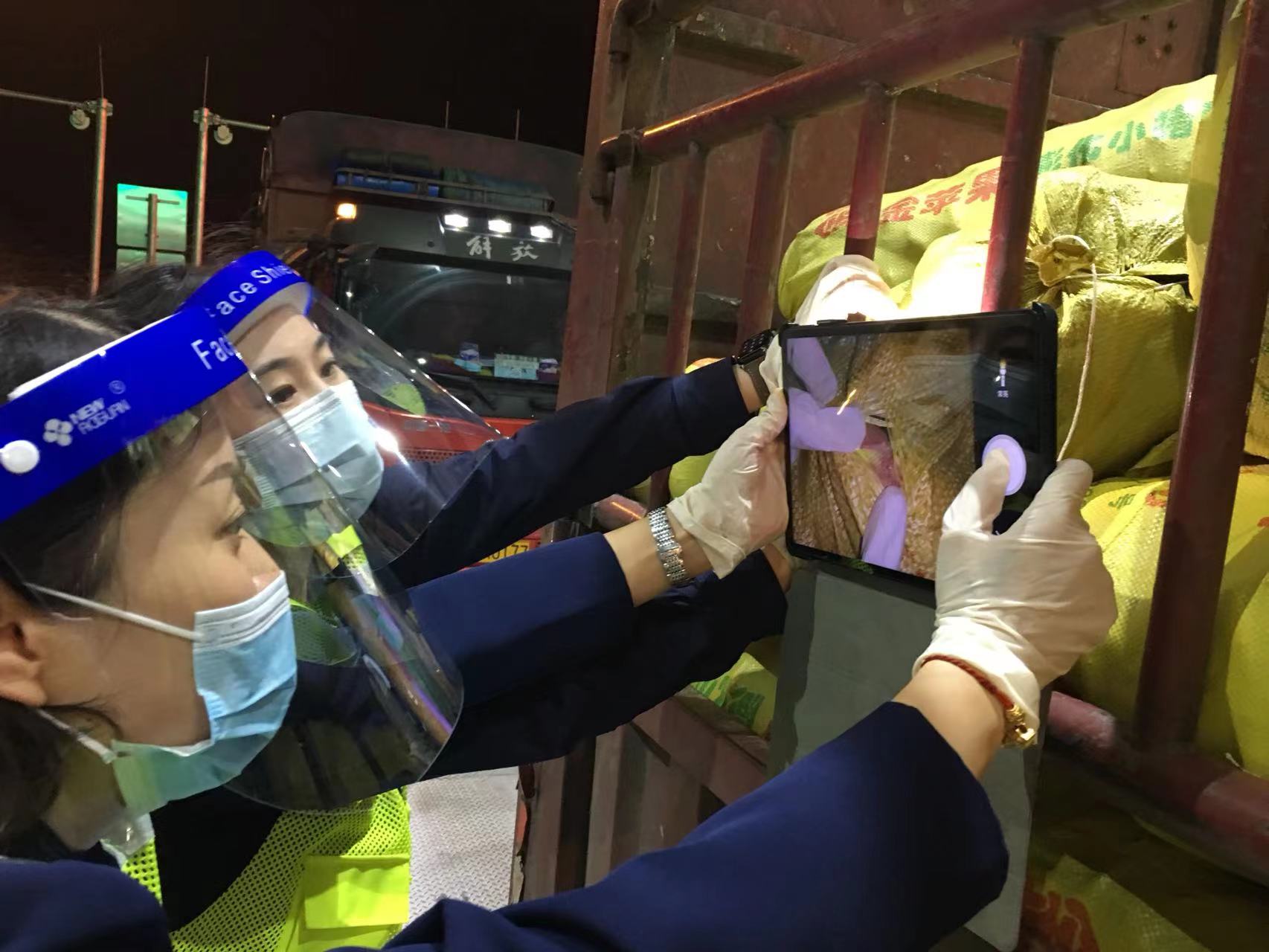成渝高速成都收費站開展綠通車夜間稽查