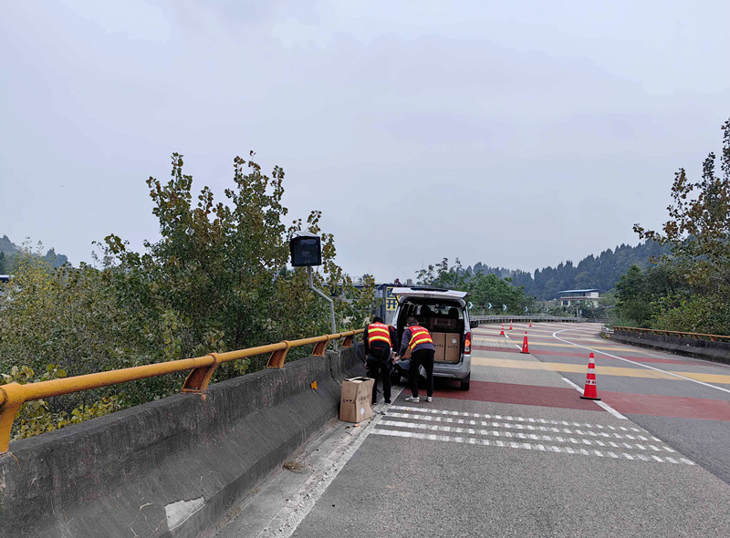 資陽管理處“以舊換新”升級道路交安設施