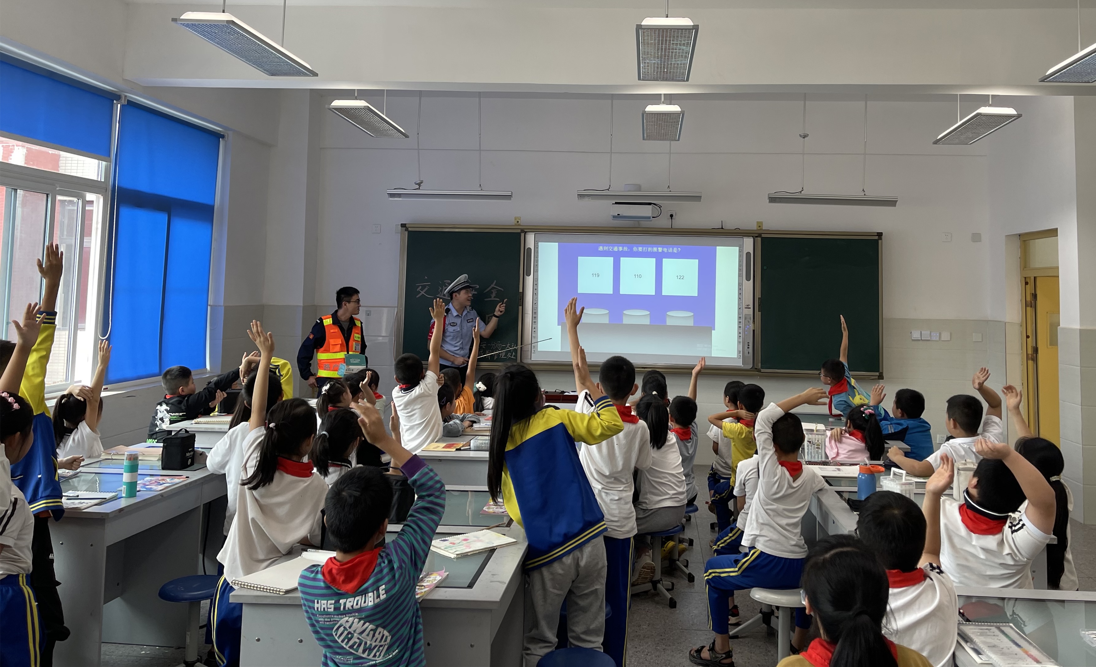 成都管理處黨總支聯(lián)合結(jié)對(duì)共建黨組織開(kāi)展進(jìn)校園交通安全宣傳教育活動(dòng)