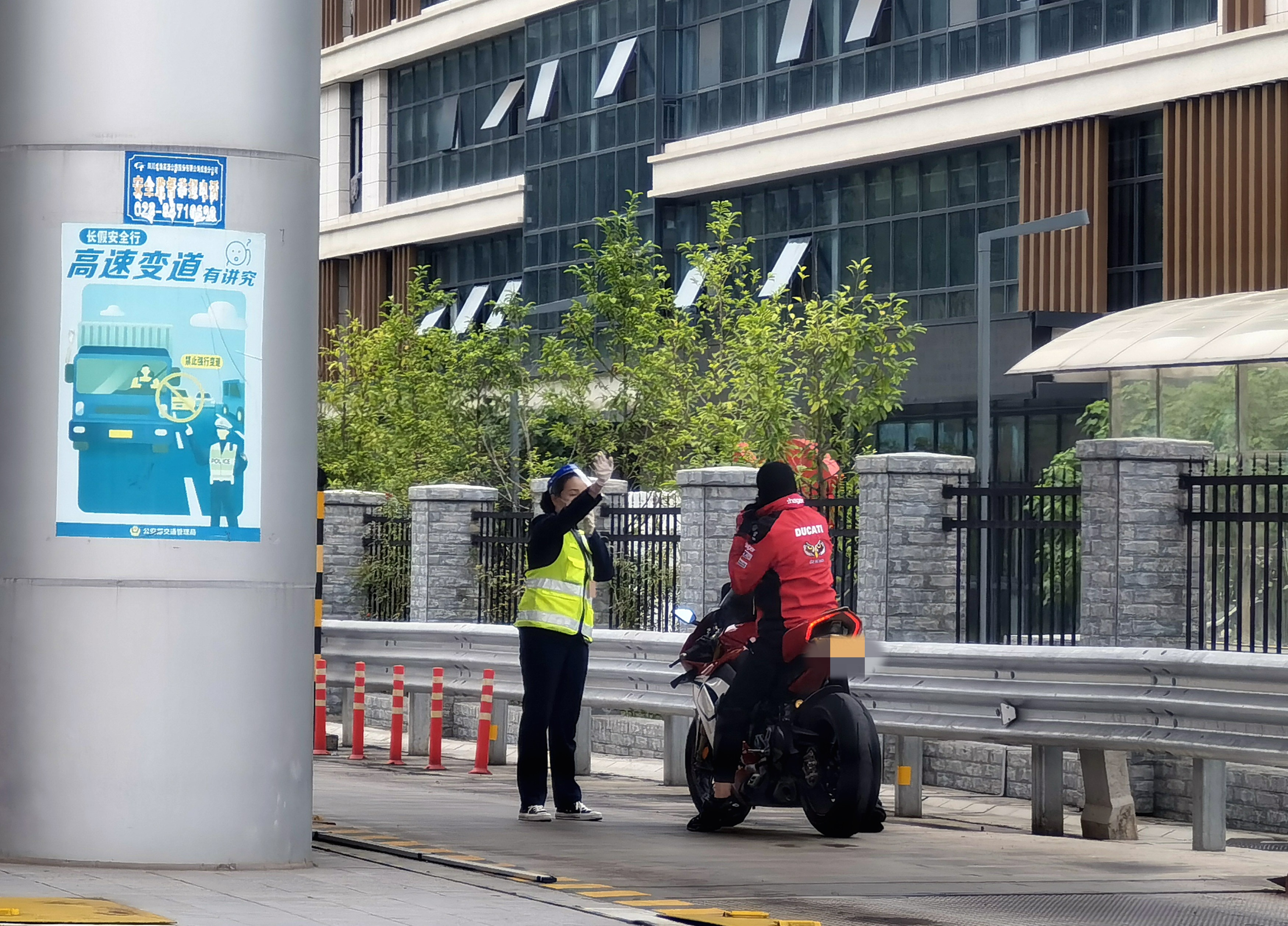 成渝高速成都收費站及時勸返違法上路摩托車