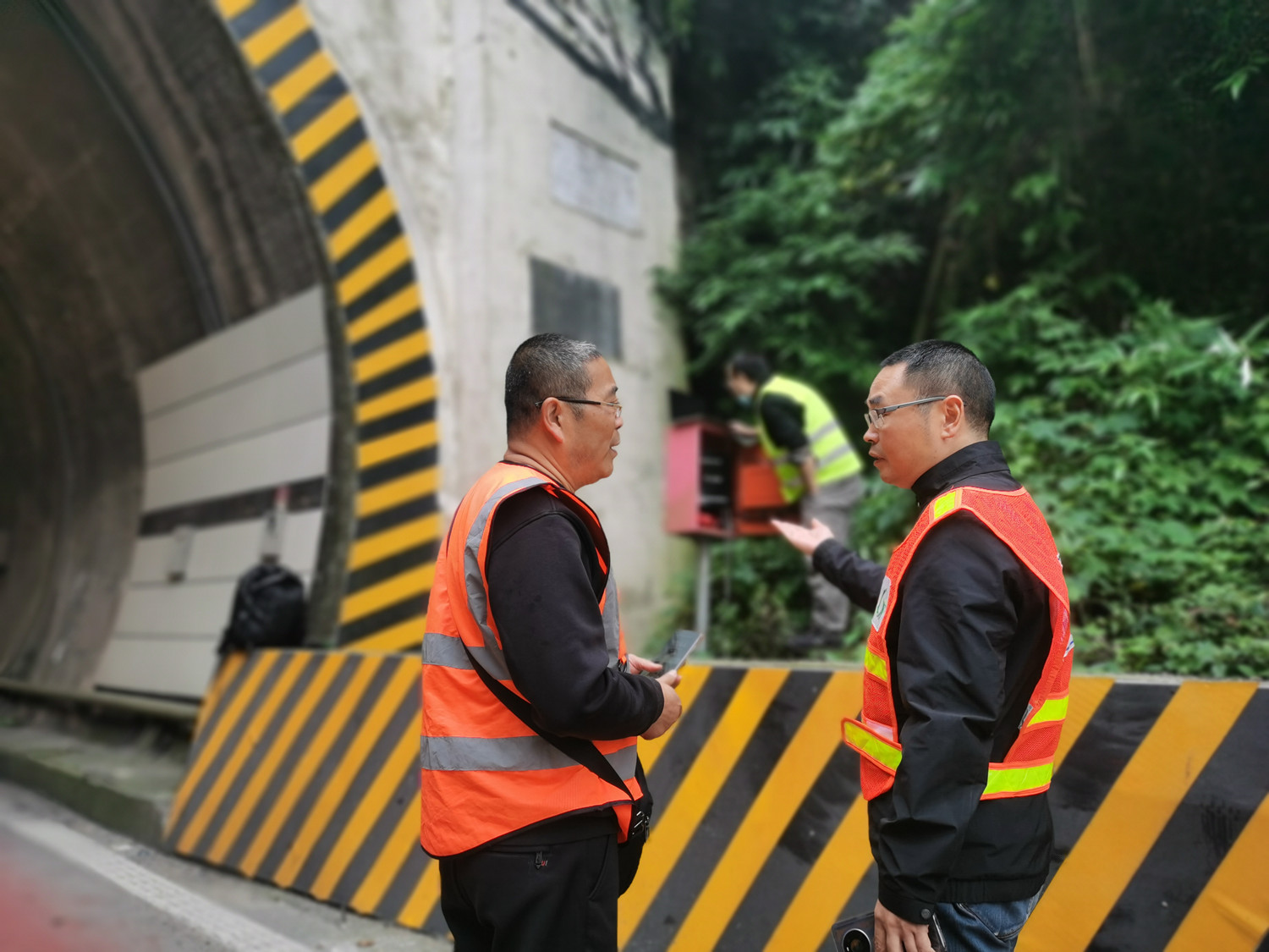 成都管理處順利完成成渝高速龍泉山隧道外場設備維修工作