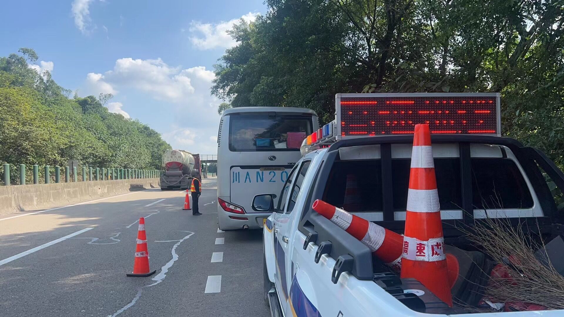 資陽管理處路產管護二中隊護航駕乘人員安全