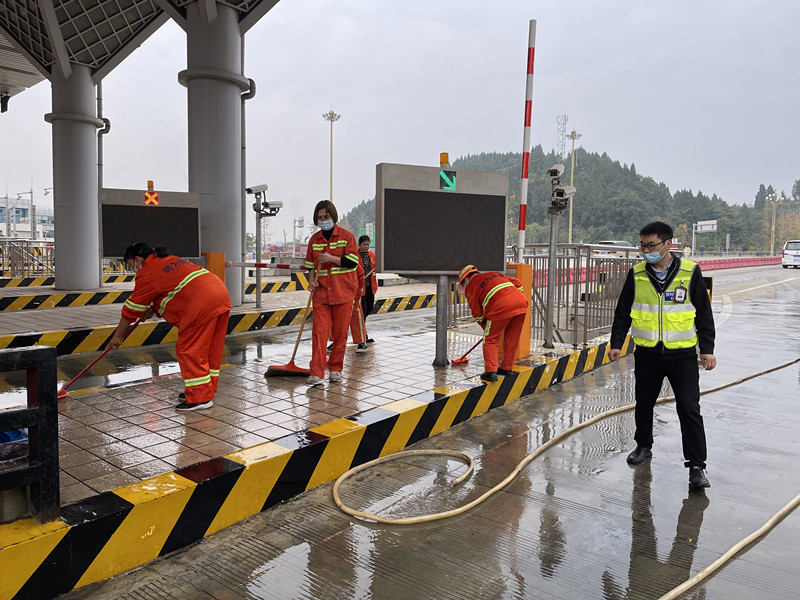 成渝高速資陽收費站強化車道環(huán)境衛(wèi)生治理