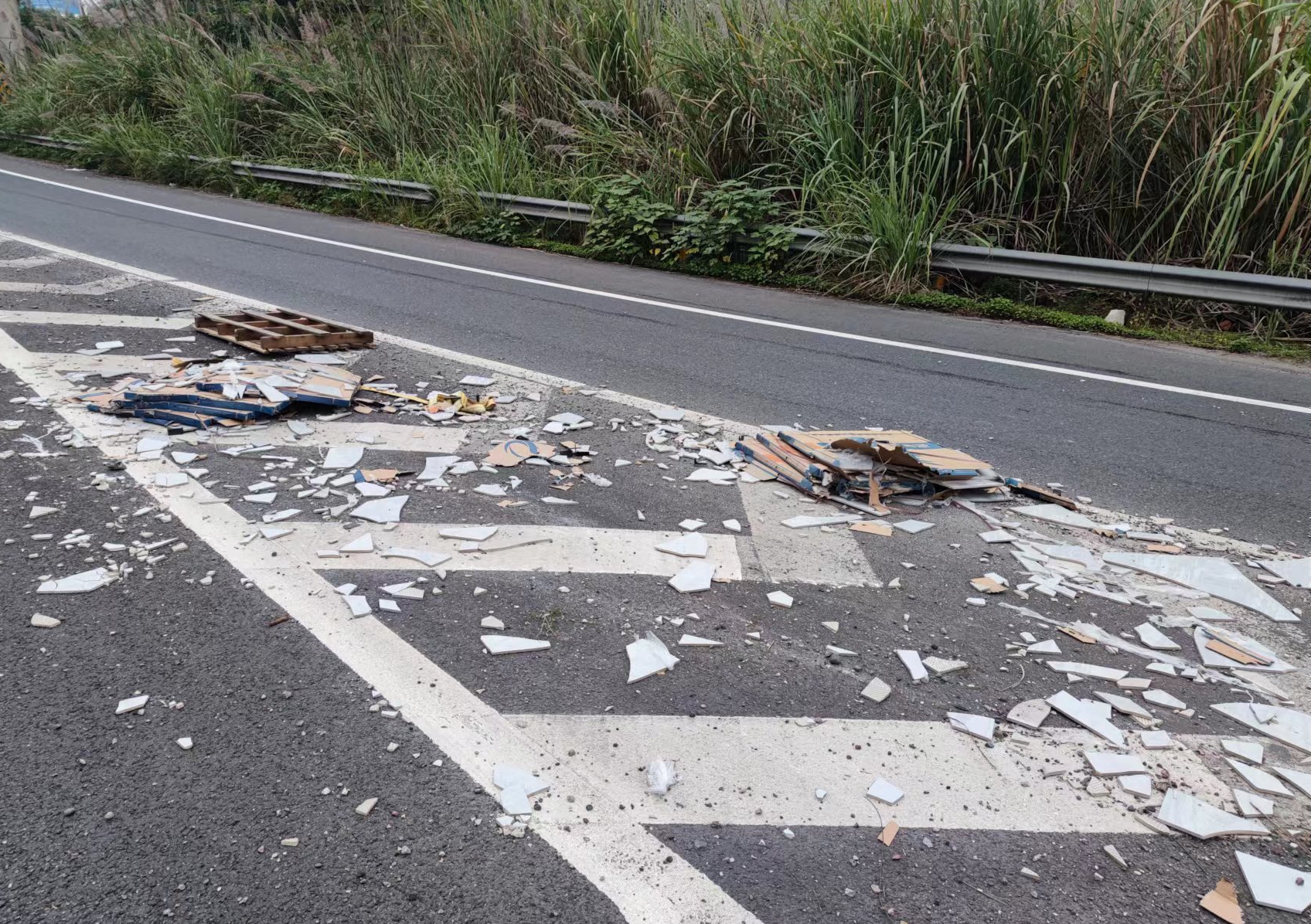 資陽管理處高效處置道路散落物