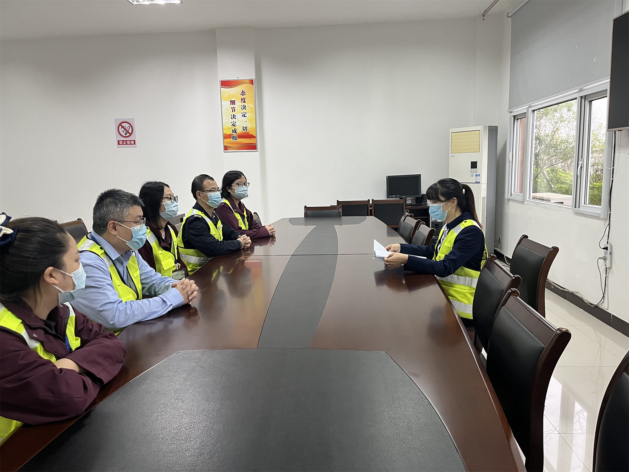 2022.11.8+成渝分公司+成渝高速內(nèi)江收費(fèi)站組織團(tuán)員青年多形式學(xué)習(xí)黨的二十大精神+劉新玲