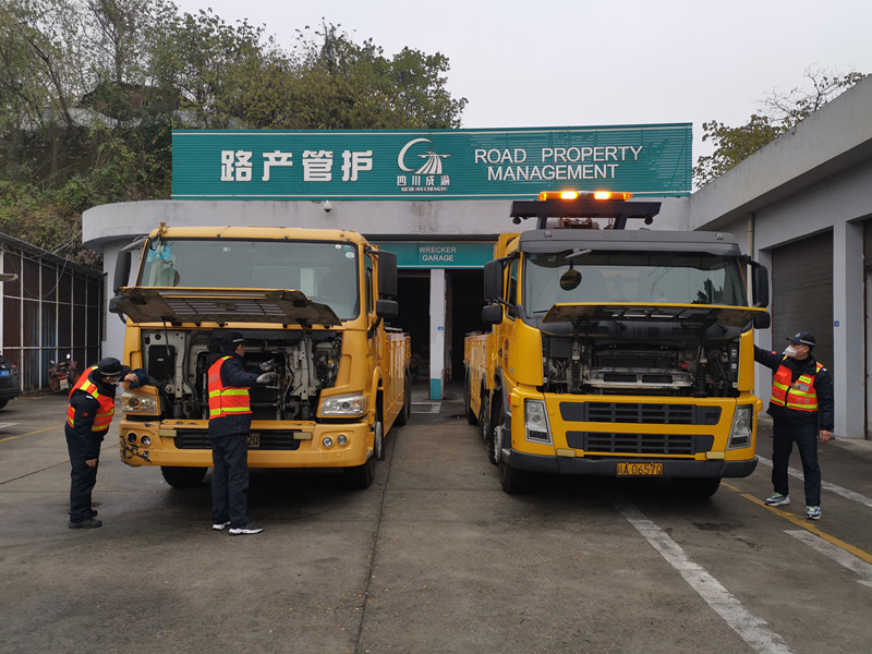 2022.12.29+成渝分公司+內江管理處路產管護大隊加強節前車輛及應急物資安全檢查+楊智勇