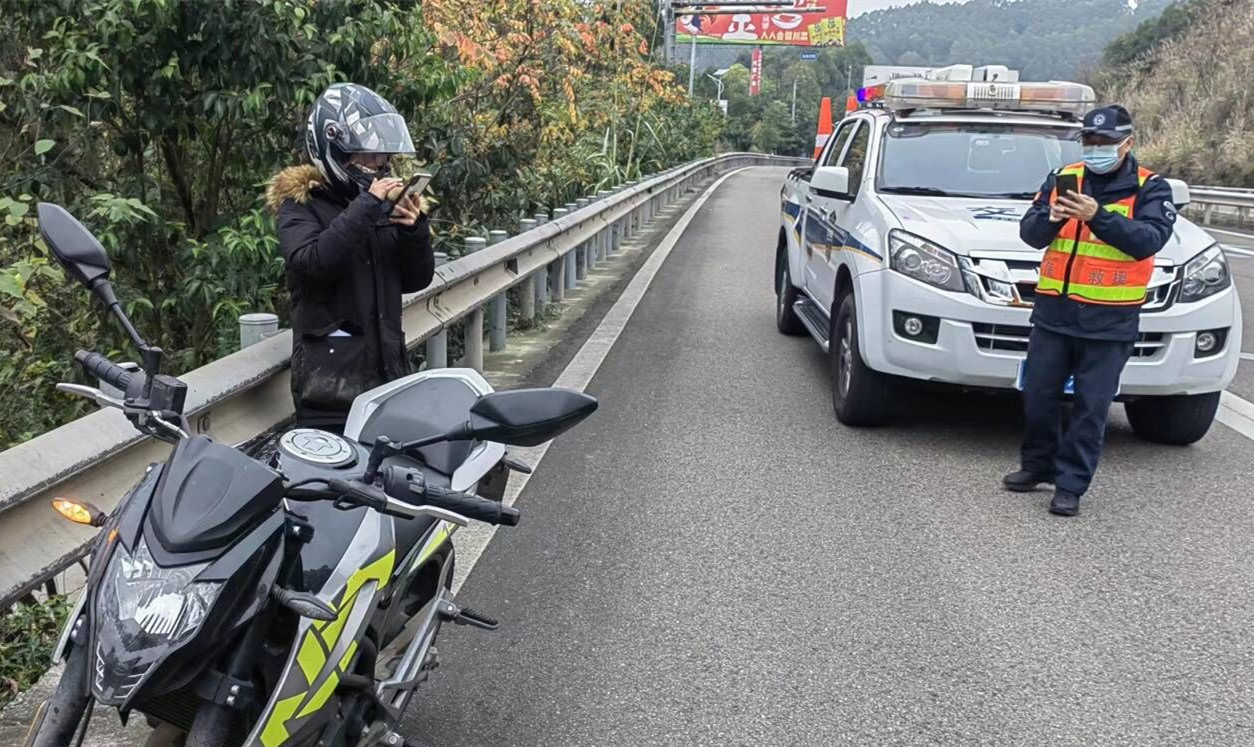 簡訊：成都管理處妥善處置誤入高速公路摩托車